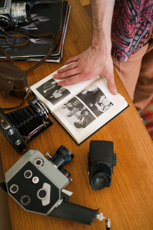 写真アルバムとフィルムカメラを置いた机