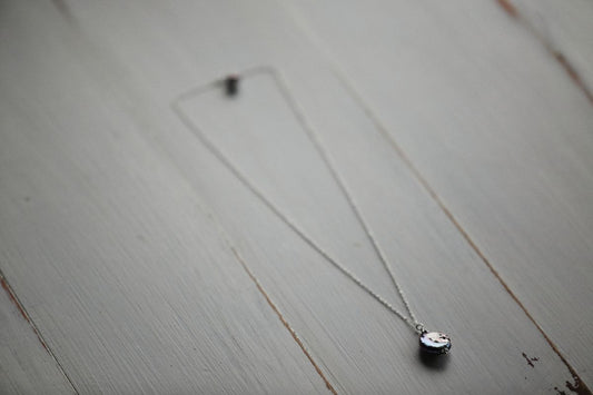 シンプルなペンダントの参考写真。遺骨封入商品の仕様見本ではありません