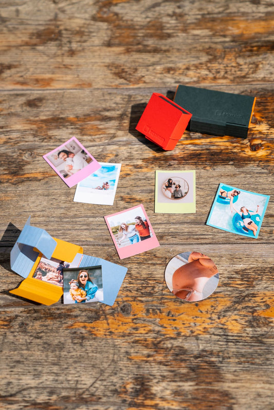 テーブルに置かれた写真のプリント。SNSでの思い出の共有のイメージ